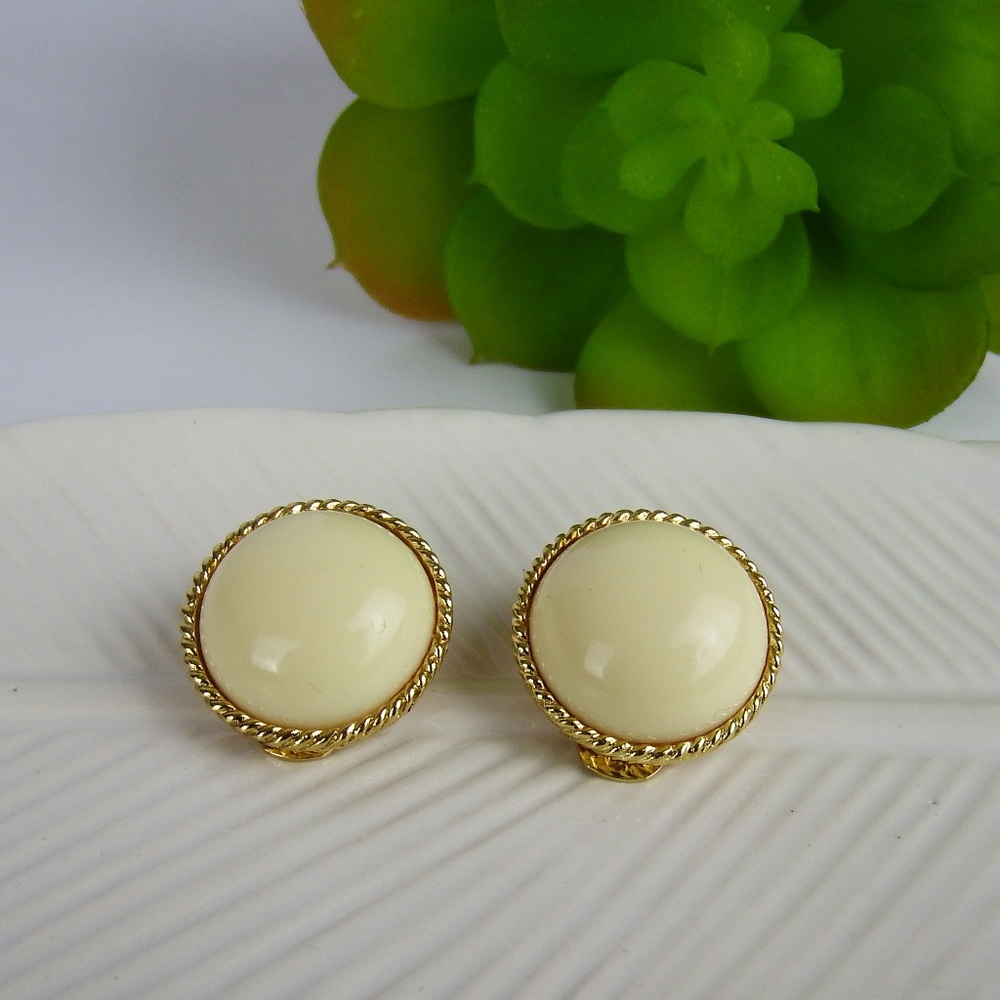Vintage 50's white & Gold Clip Earrings